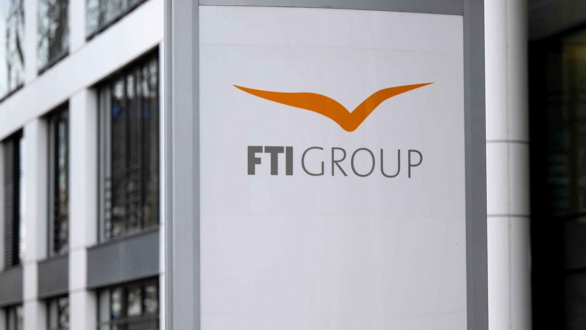 Das Logo des Reiseveranstalter FTI (FTI Group) steht vor dem Firmensitz.