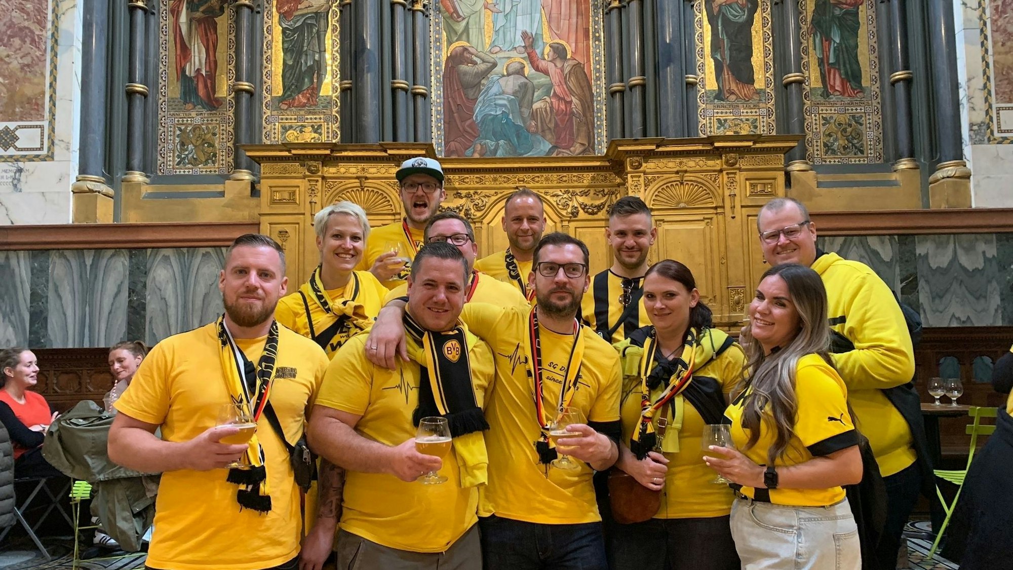 Die Dortmund-Fans stehen vor Kirchenschmuck – mitten in einem Pub.