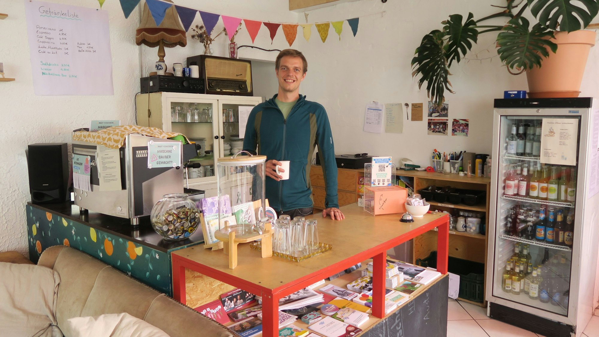 Jan Pehoviak, Geschäftsführer des Kölner Vereins Klug, steht in der Begegnungsstätte „Liebig 257“. Foto von Hans-Willi Hermans.