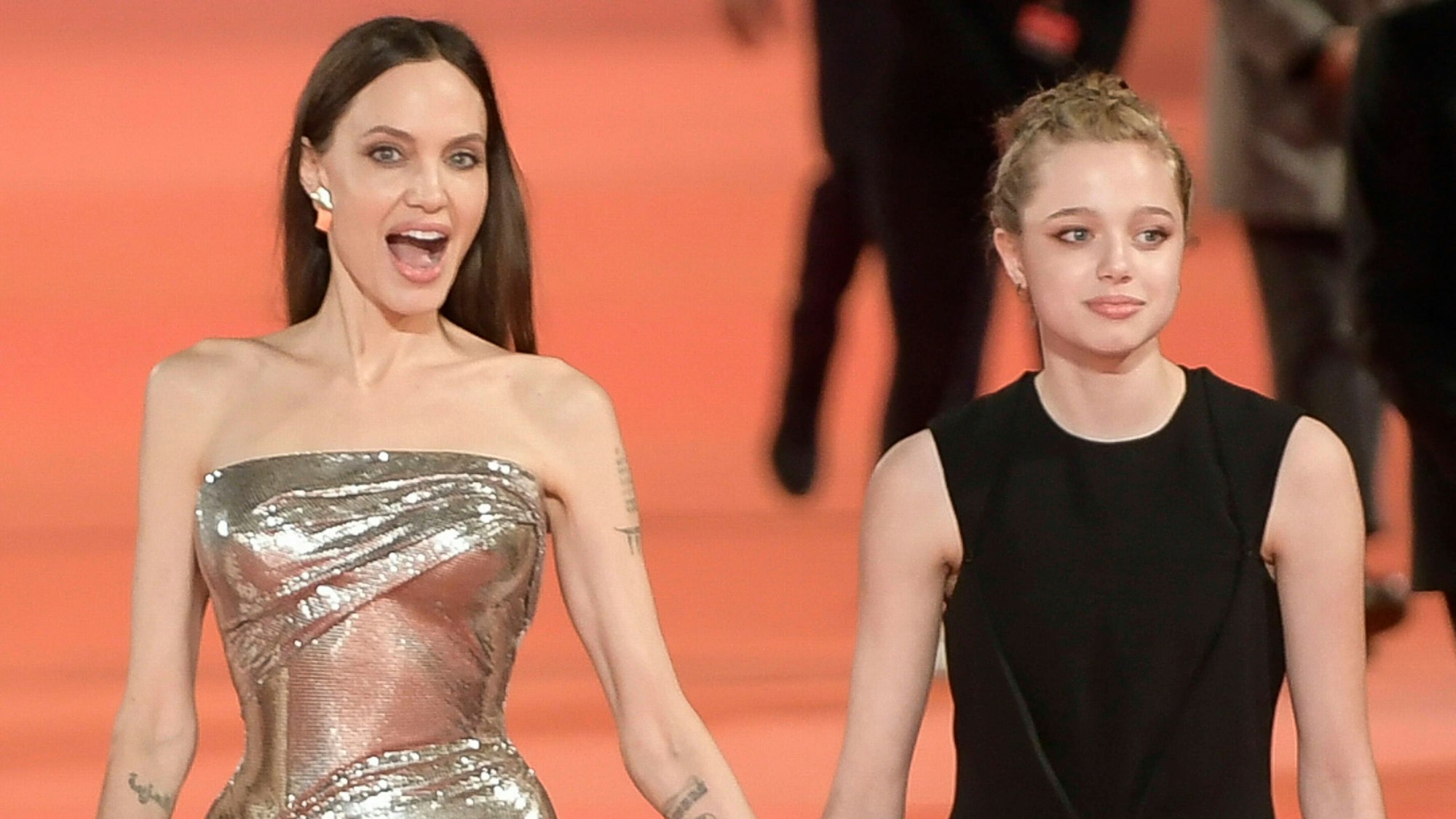 Shiloh Jolie-Pitt (r.) mit ihrer Mutter Angelina Jolie in Rom.