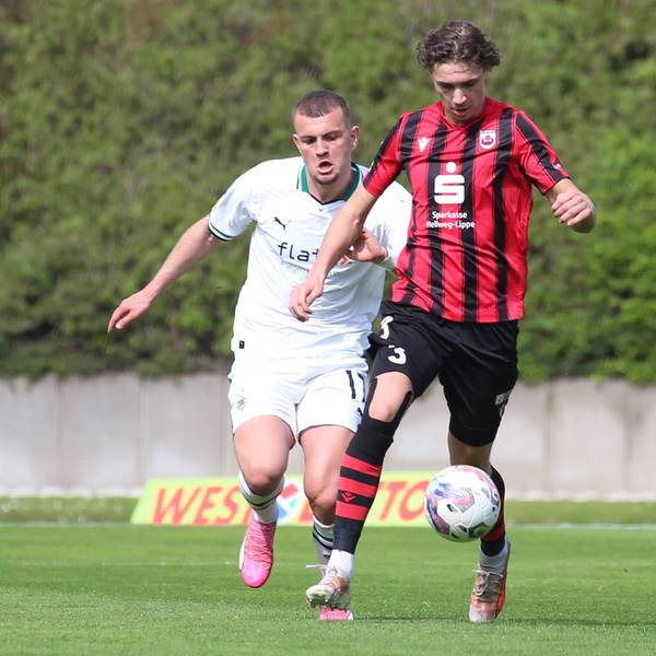 Mönchengladbach, Deutschland 06. April 2024: Regionalliga West - 20223/2024 - Bor. Mönchengladbach U23 vs. SV Lippstadt Im Bild: v. li. im Zweikampf Kushtrim Asallari Borussia Moenchengladbach U23 und Maximilian Fischer SV Lippstadt Grenzlandstadion Nordrhein Westfalen *** Mönchengladbach, Germany 06 April 2024 Regionalliga West 20223 2024 Bor Mönchengladbach U23 vs SV Lippstadt In the picture from left in the duel Kushtrim Asallari Borussia Moenchengladbach U23 and Maximilian Fischer SV Lippstadt Grenzlandstadion Nordrhein Westfalen Copyright: xFotostandx/xVanxderxVeldenx