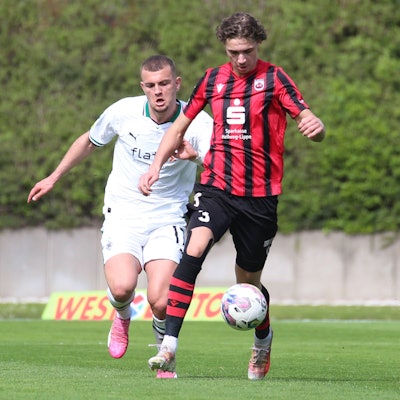 Mönchengladbach, Deutschland 06. April 2024: Regionalliga West - 20223/2024 - Bor. Mönchengladbach U23 vs. SV Lippstadt Im Bild: v. li. im Zweikampf Kushtrim Asallari Borussia Moenchengladbach U23 und Maximilian Fischer SV Lippstadt Grenzlandstadion Nordrhein Westfalen *** Mönchengladbach, Germany 06 April 2024 Regionalliga West 20223 2024 Bor Mönchengladbach U23 vs SV Lippstadt In the picture from left in the duel Kushtrim Asallari Borussia Moenchengladbach U23 and Maximilian Fischer SV Lippstadt Grenzlandstadion Nordrhein Westfalen Copyright: xFotostandx/xVanxderxVeldenx