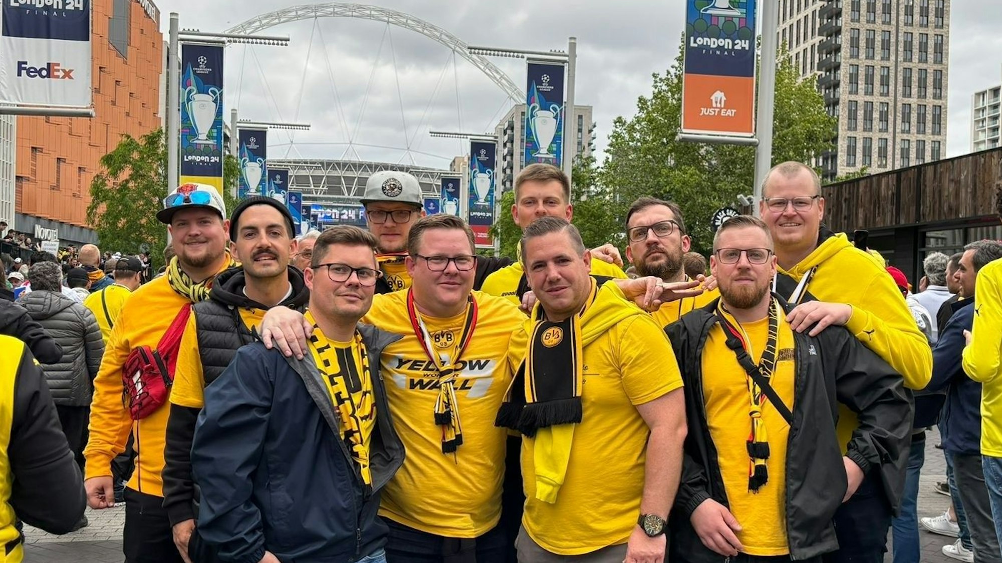 Der BVB-Fanclub aus Euskirchen haben sich zusammengestellt. Im Hintergrund ist das Wembley-Stadion zu sehen.