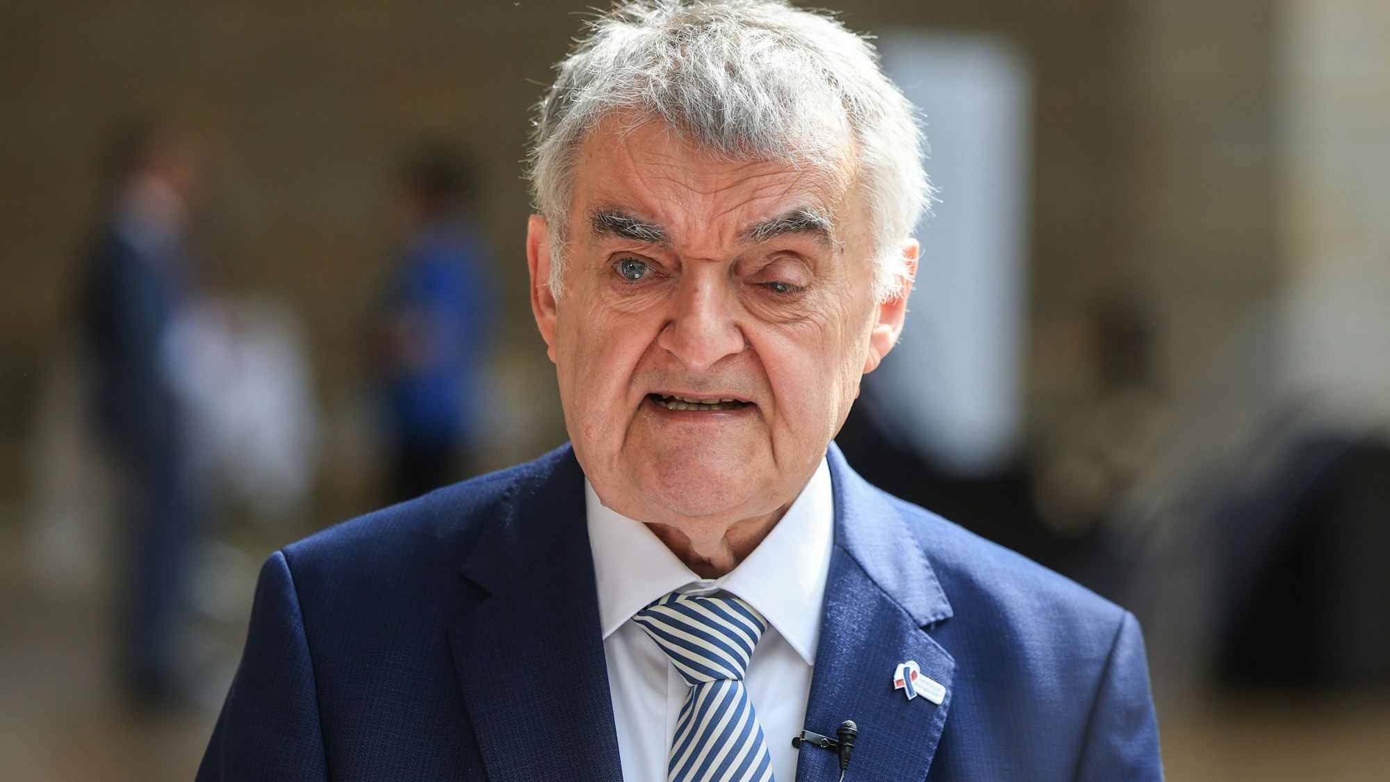 Herbert Reul (CDU), NRW-Innenminister, geht durch den Landtag in Düsseldorf.