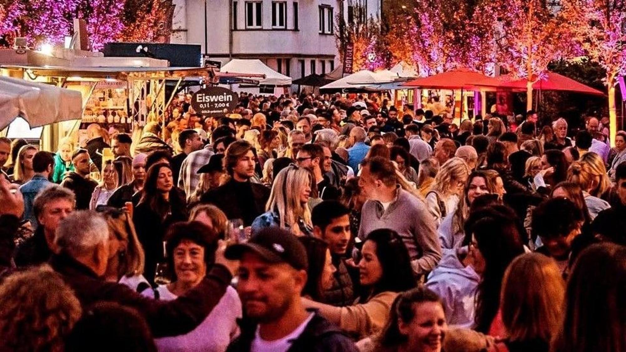 Jubelnde Menschen nachts beim Weinfest in Siegburg.