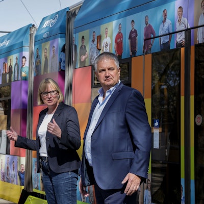03.05.2023, Köln: Pressekonferenz der KVB zur Vorstellung der TeamHerzschlag-Bahn am Neumarkt.
Im Bild auch Stefanie Haaks und Peter Densborn.
Foto: Michael Bause