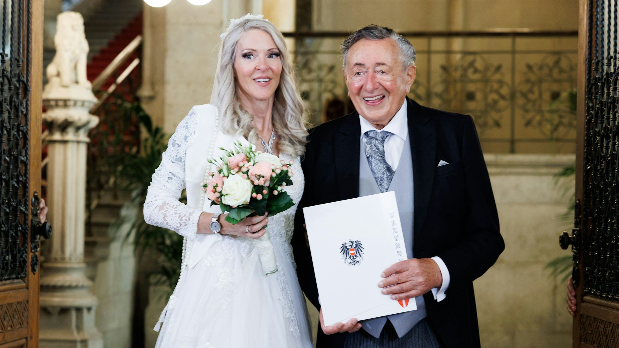 Unternehmer Richard Lugner und Simone Reiländer stehen bei ihrer Trauung im Wiener Rathaus.