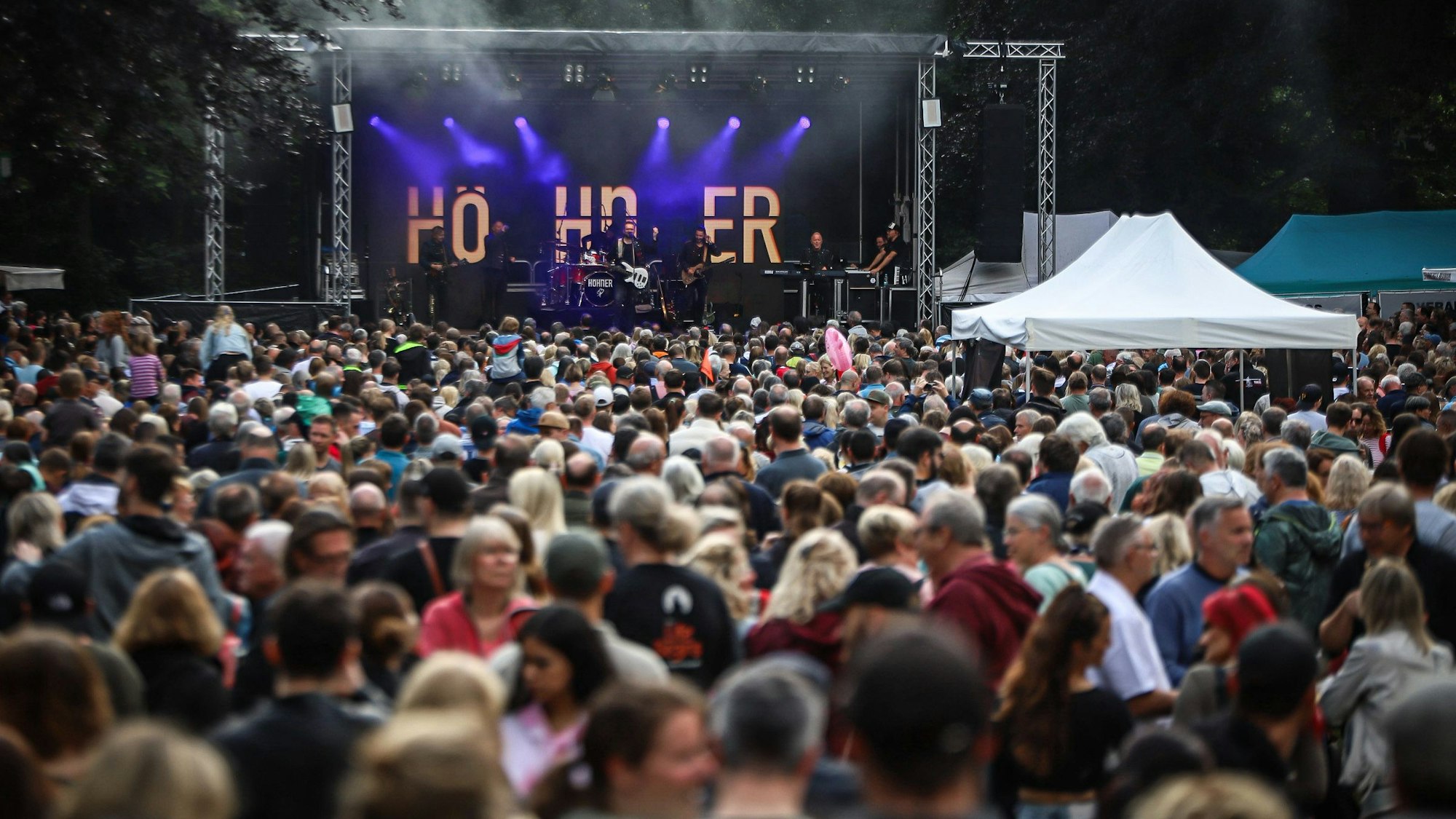 Höhner auf der Bühne vor Menschenmenge