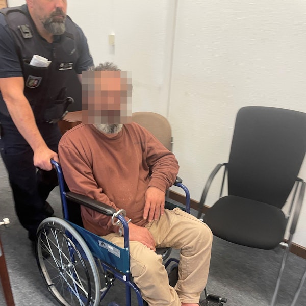 Der Angeklagte war mit Handschellen an den Rollstuhl gekettet, wurde so in den Gerichtssaal gebracht.
