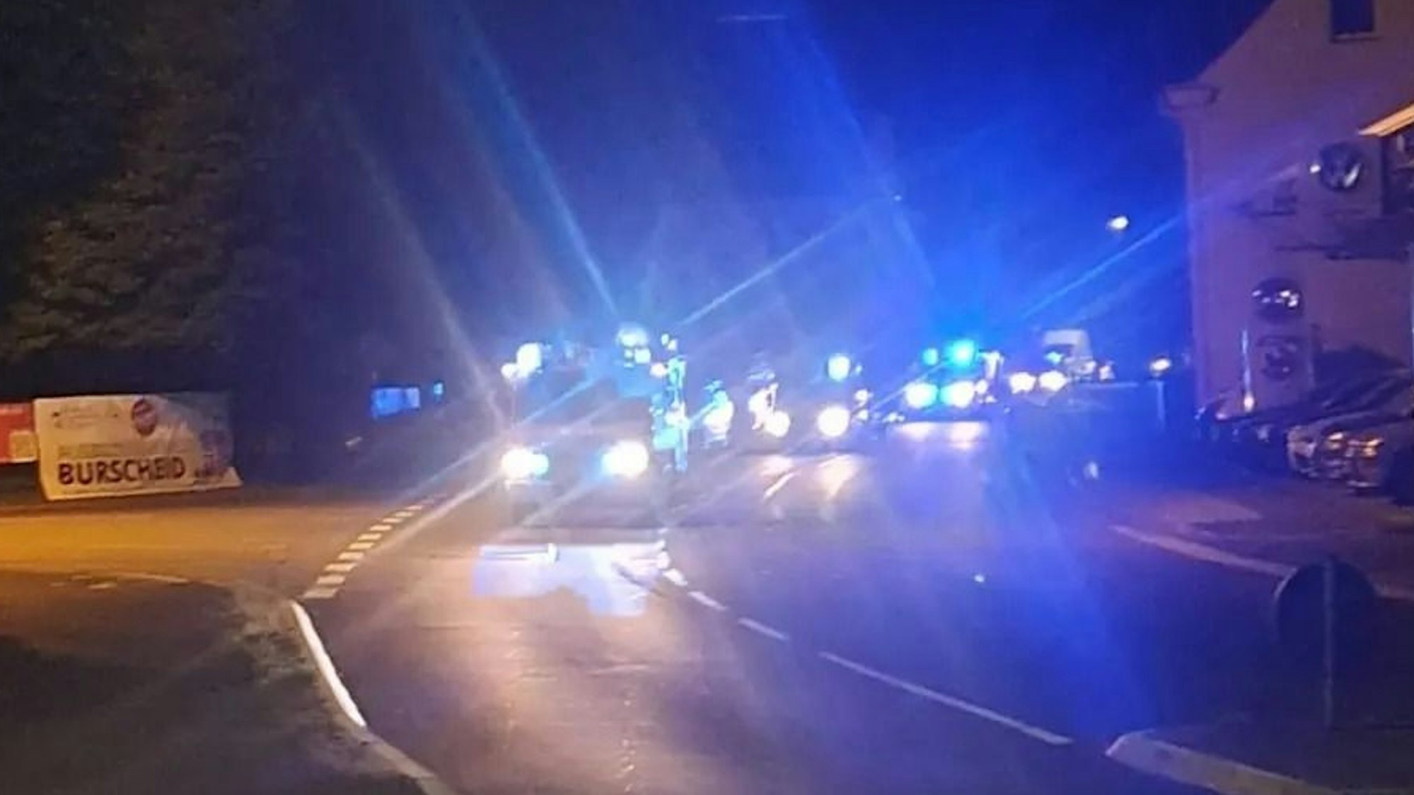 DLRG-Fahrzeuge fahren mit Blaulicht durch Burscheid in Richtung Bayern.