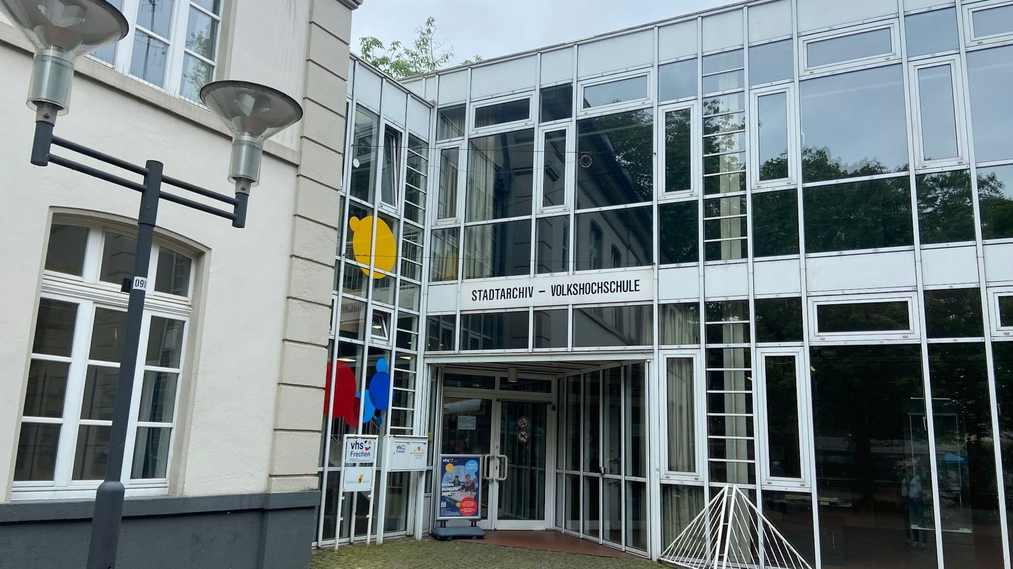 Auf dem Bild ist der Eingang der VHS Frechen zu sehen.