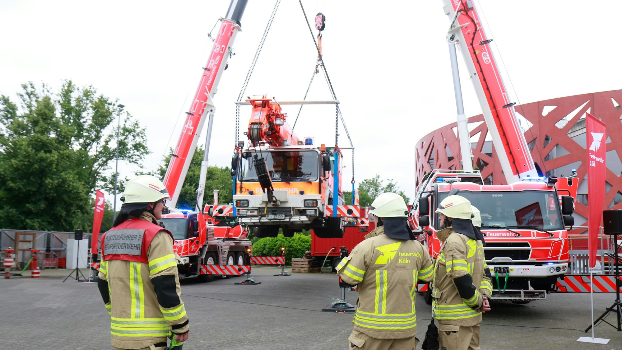 Die beiden neuen Kranfahrzeuge haben ihr Vorgängermodell symbolisch in den Ruhestand gehoben.