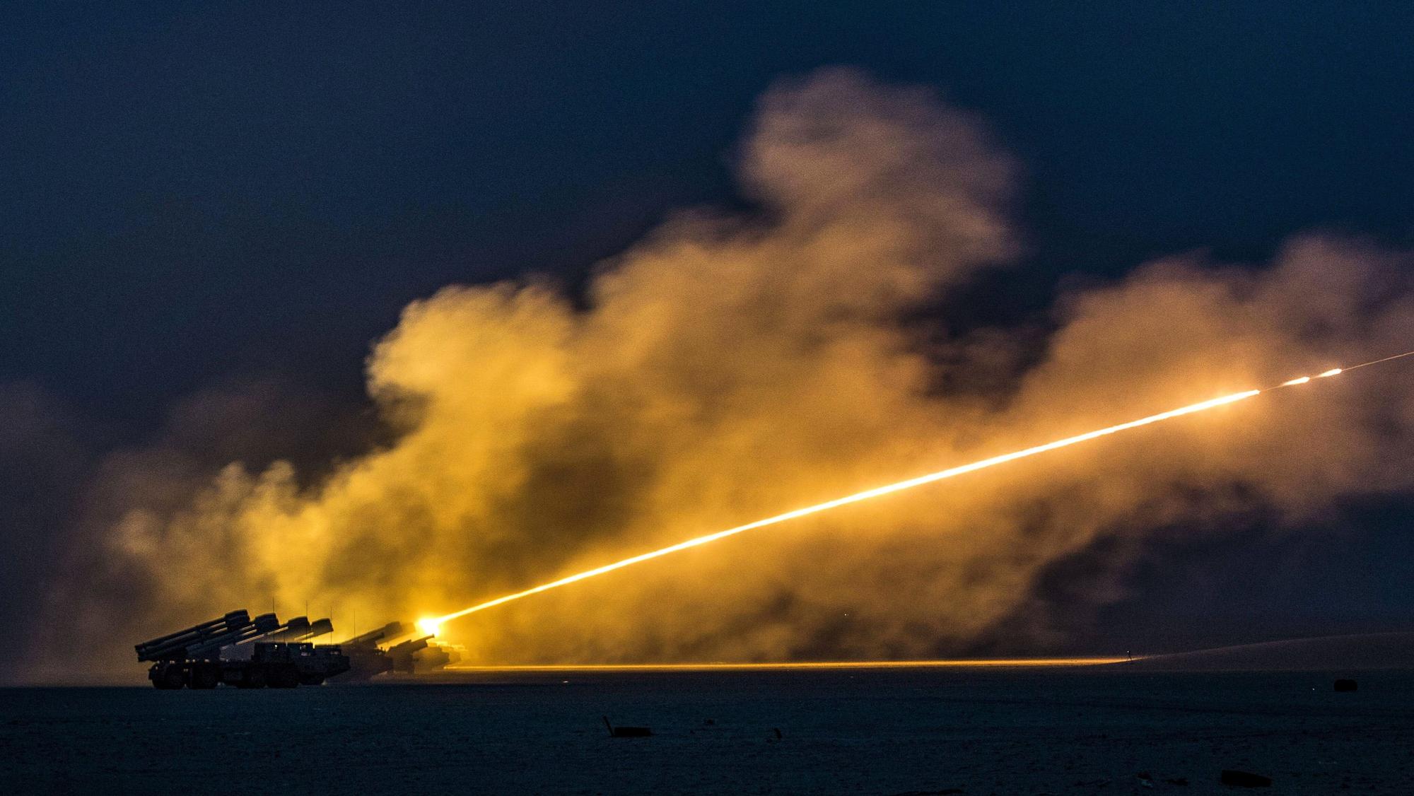 Das US-Waffensystem HIMARS bei einer Übung der US-Armee in Kuwait. Die ukrainischen Streitkräfte dürfen die US-Raketen fortan gegen Ziele in Russland einsetzen. (Archivbild)