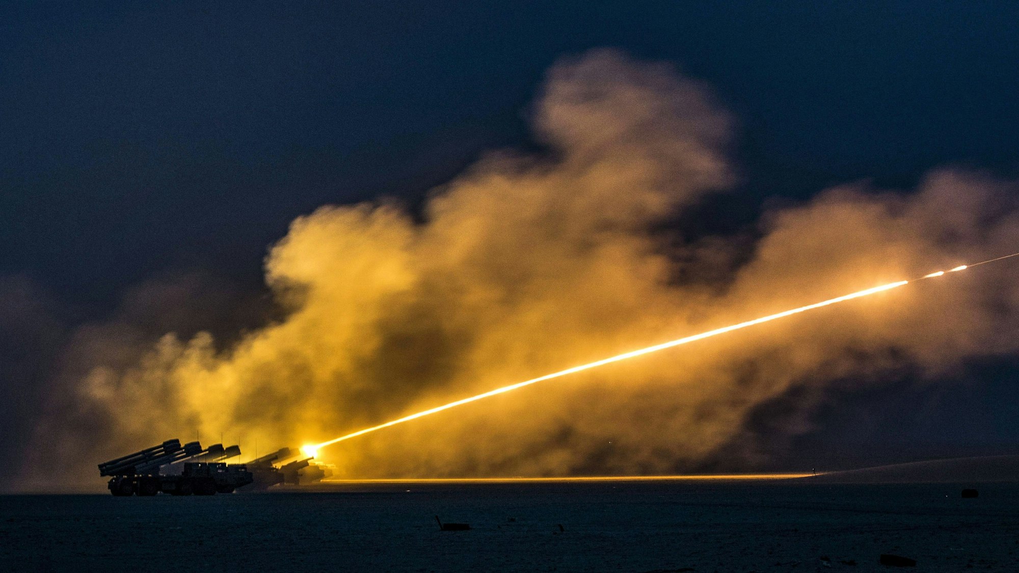 Das US-Waffensystem HIMARS bei einer Übung der US-Armee in Kuwait. Die ukrainischen Streitkräfte dürfen die US-Raketen fortan gegen Ziele in Russland einsetzen. (Archivbild)