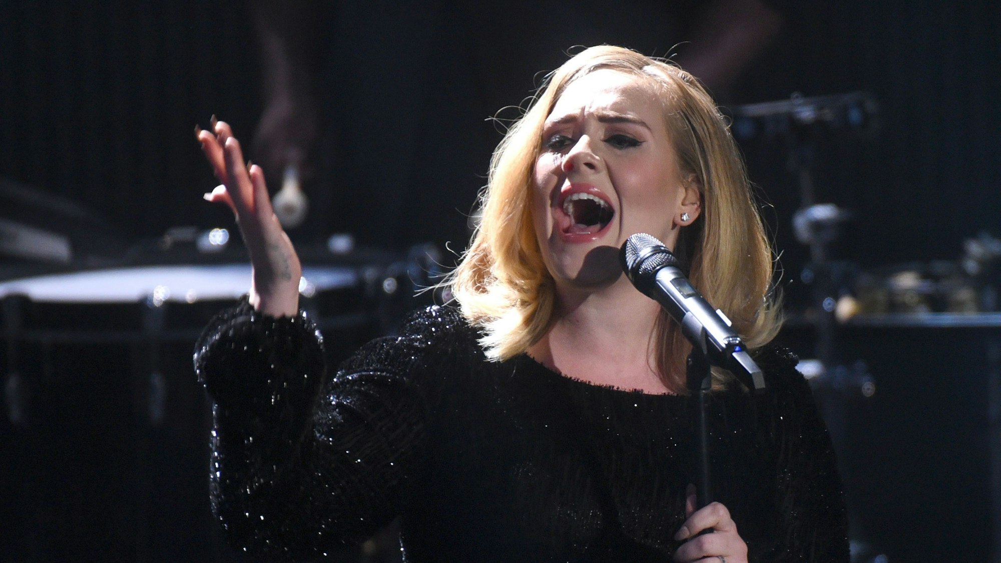 Adele bei einem Konzert.