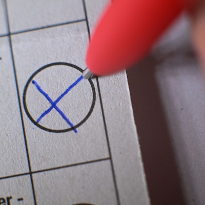 Ein Mann wählt auf einem Stimmzettel für die Wahl zum Europäischen Parlament per Briefwahl. Diese findet vom 6. bis 9. Juni 2024 in den EU-Mitgliedstaaten statt. In Deutschland ist der 9. Juni der Wahltag.