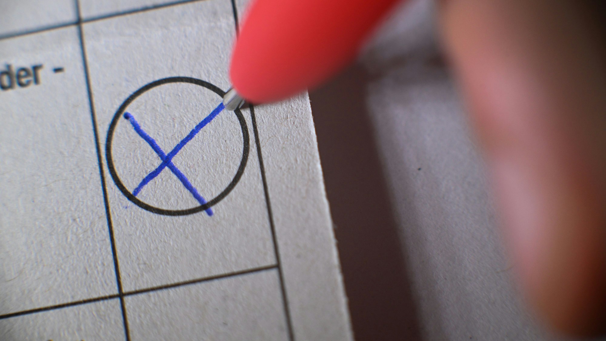 Ein Mann wählt auf einem Stimmzettel für die Wahl zum Europäischen Parlament per Briefwahl. Diese findet vom 6. bis 9. Juni 2024 in den EU-Mitgliedstaaten statt. In Deutschland ist der 9. Juni der Wahltag.