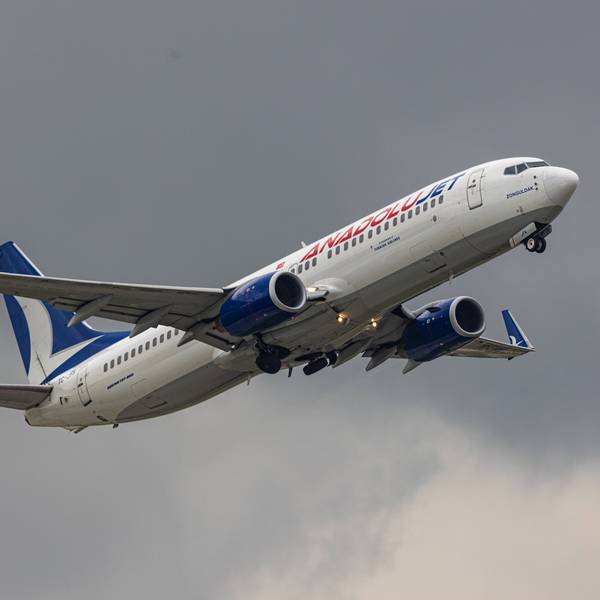 Eine Boeing 737 der türkischen Fluggesellschaft Ajet kurz nach dem Start in einem Unwetter. Das Flugzeug ist vor grauen Gewitterwolken im Steigflug. (Symbolbild)