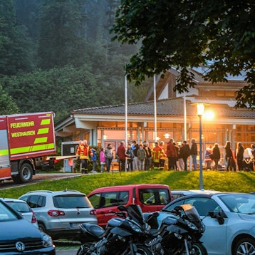 Evakuierte werden in Baden-Württemberg in einer Notunterkunft untergebracht.