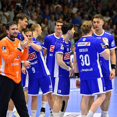 Mehrere Spieler des VfL Gummersbach auf dem Handballfeld nach einem Spiel.