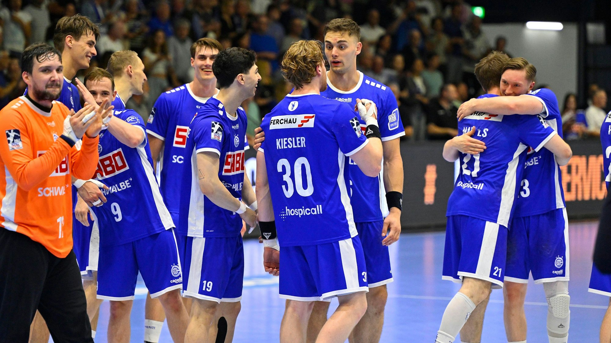 Mehrere Spieler des VfL Gummersbach auf dem Handballfeld nach einem Spiel.