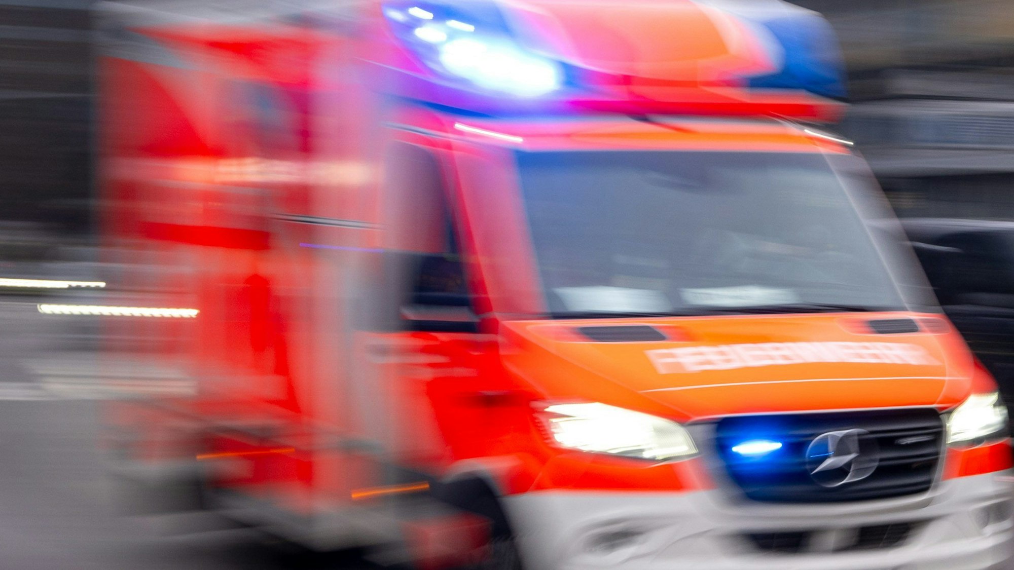 Das Bild zeigt einen Rettungswagen im Einsatz.