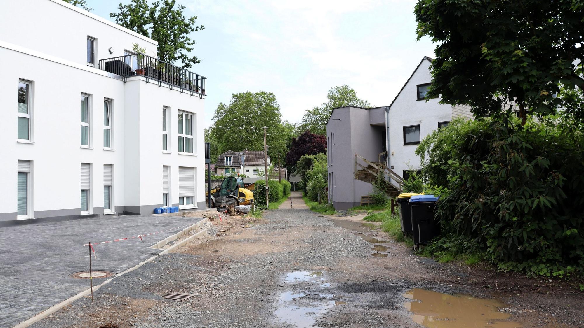 Das Foto zeigt den Verbindungsweg zwischen der Iddelsfelder Straße und dem Wendehammer der Sackgasse Pützacker in Köln-Mülheim. Foto von Uwe Schäfer