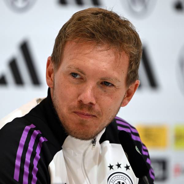 Julian Nagelsmann, Trainer der deutschen Fußball-Nationalmannschaft, sitzt während einer Pressekonferenz im bayerischen Herzogenaurach vor Journalistinnen und Journalisten.
