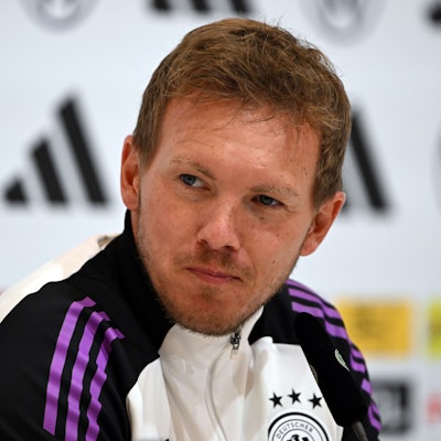 Julian Nagelsmann, Trainer der deutschen Fußball-Nationalmannschaft, sitzt während einer Pressekonferenz im bayerischen Herzogenaurach vor Journalistinnen und Journalisten.