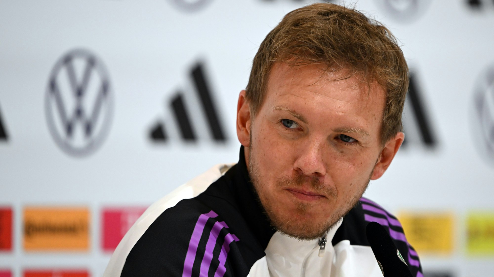 Julian Nagelsmann, Trainer der deutschen Fußball-Nationalmannschaft, sitzt während einer Pressekonferenz im bayerischen Herzogenaurach vor Journalistinnen und Journalisten.