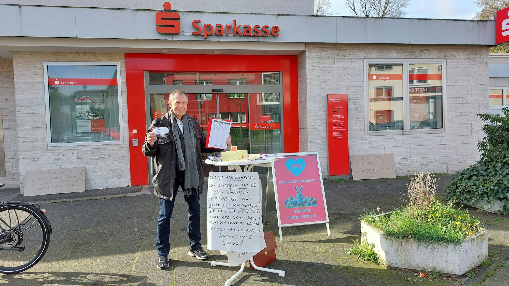 Herbert Mück beim Unterschriften-Sammeln am 25.03.2024 vor der schließungsbedrohten Sparkassen-Filiale.