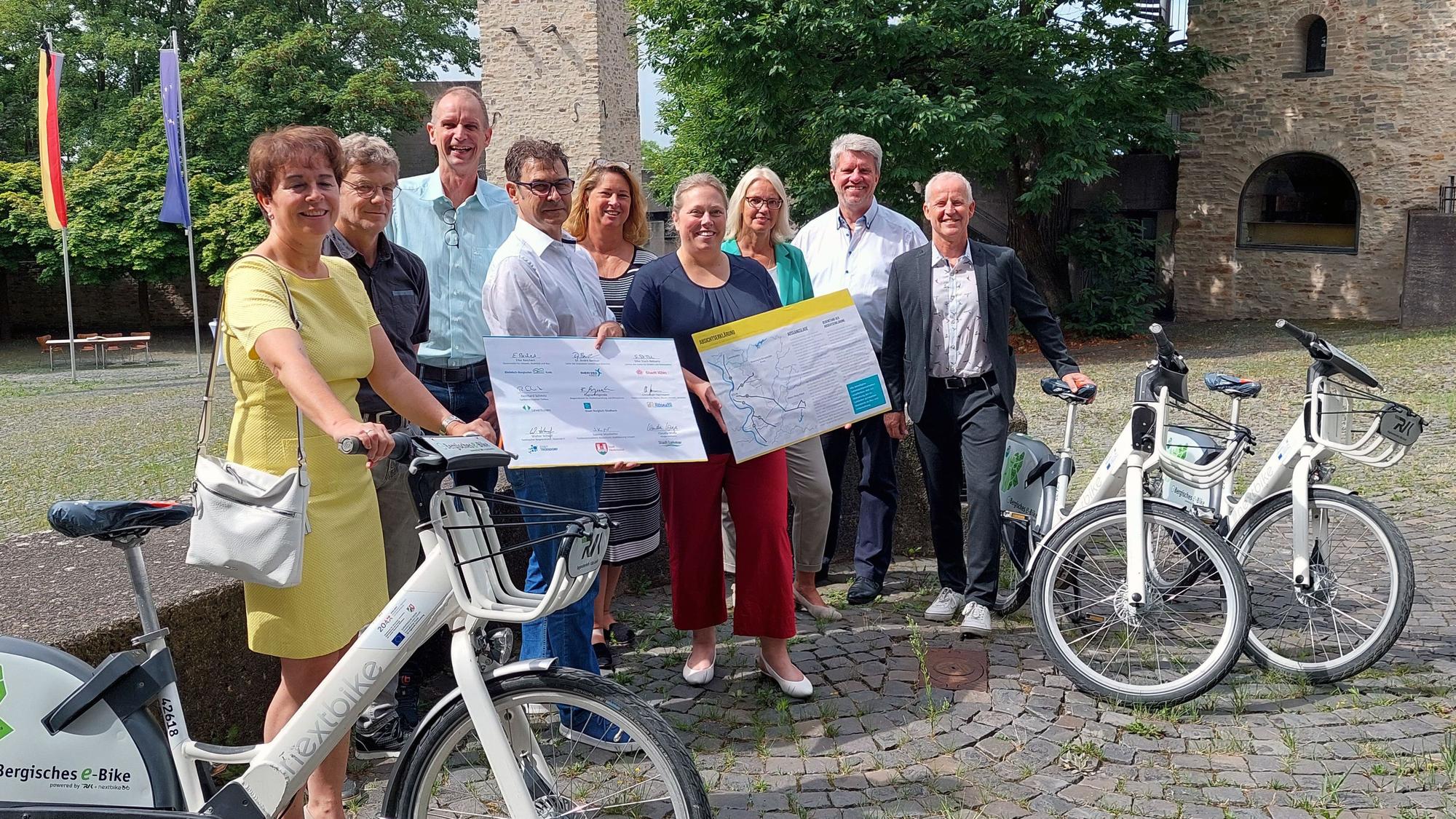 Das Foto zeigt Verantwortliche aus Kommunen bei der Unterzeichnung eines Vertrages zu Standards bei den Radpendlerrouten