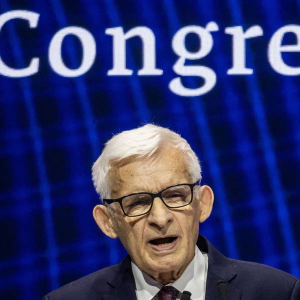 Der frühere Premierminister von Polen, Jerzy Buzek, ist mit 82 Jahren das derzeit älteste Mitglied des Europäischen Parlaments. Im Bild ist er im Porträt auf einer Veranstaltung zu sehen mit schwarzer Brille und weißem Kurzhaarschnitt.