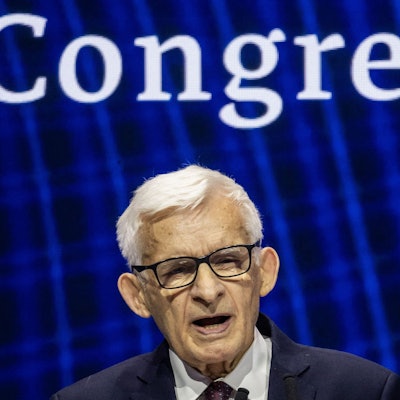 Der frühere Premierminister von Polen, Jerzy Buzek, ist mit 82 Jahren das derzeit älteste Mitglied des Europäischen Parlaments. Im Bild ist er im Porträt auf einer Veranstaltung zu sehen mit schwarzer Brille und weißem Kurzhaarschnitt.