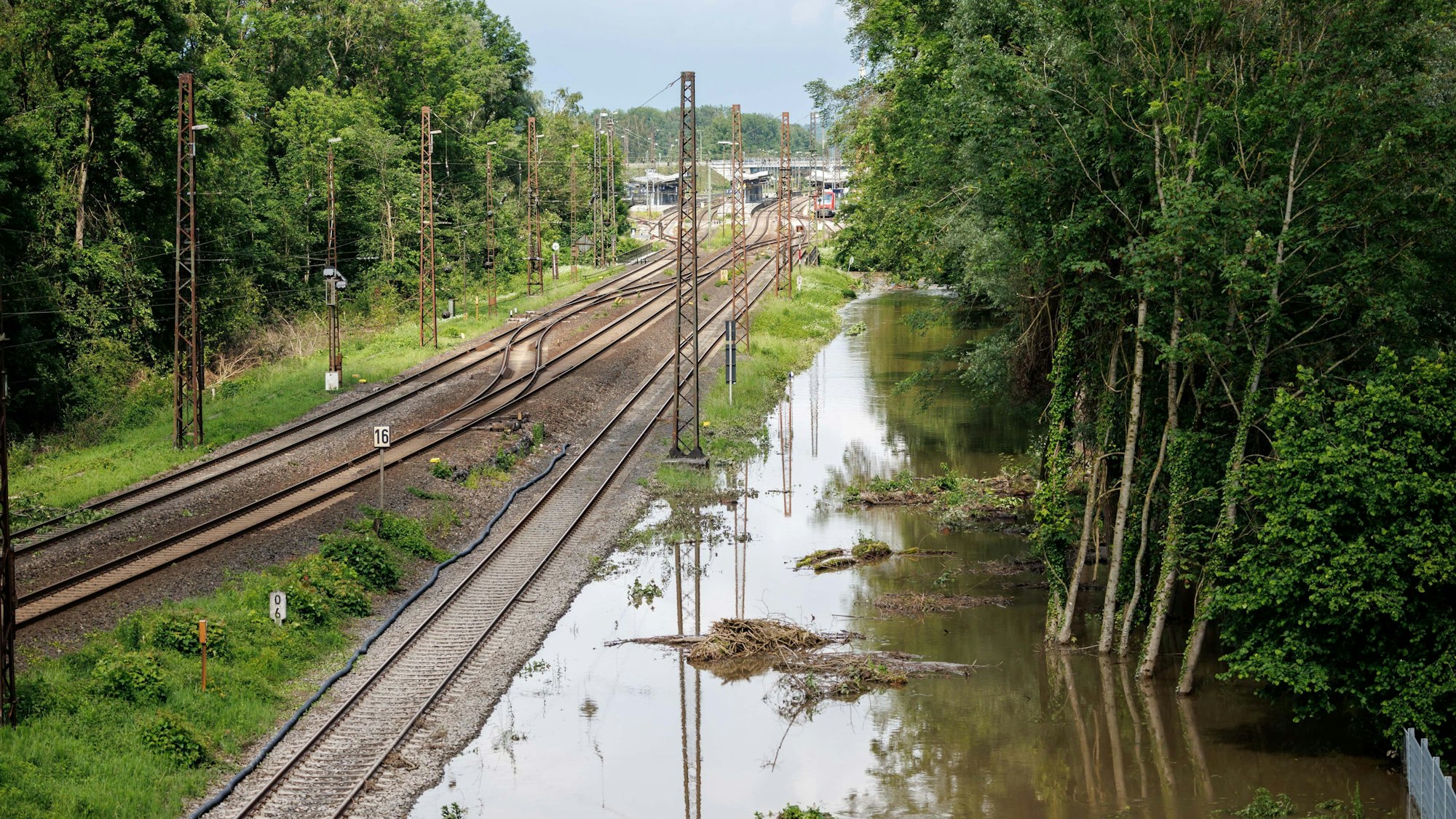 Eine Bahntrasse nahe der Donaubrücke ist überflutet.