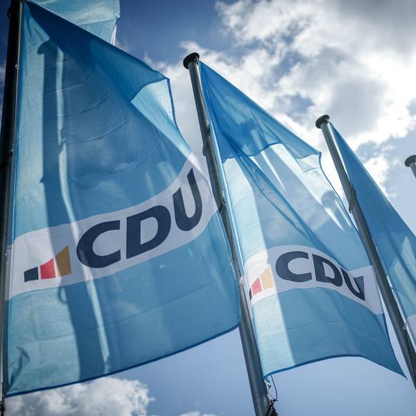 Das CDU-Logo ist auf Fahnen vor dem Konrad-Adenauer-Haus, der CDU-Parteizentrale, zu sehen. (Archivbild)