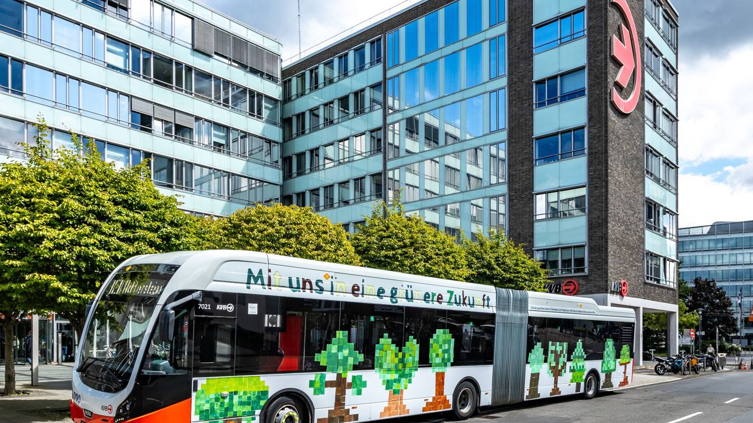 Nach den Ideen der Schülerinnen und Schüler der LVR-Heinrich-Welsch-Schule wurde ein E-Gelenkbus zum Thema „Mit uns in eine grüne Zukunft“ gestaltet.
