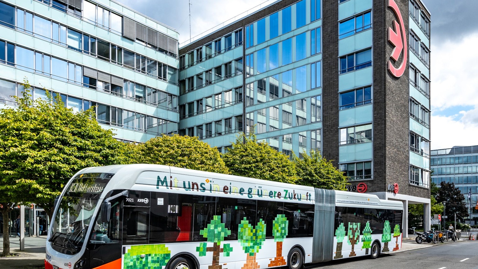 Nach den Ideen der Schülerinnen und Schüler der LVR-Heinrich-Welsch-Schule wurde ein E-Gelenkbus zum Thema „Mit uns in eine grüne Zukunft“ gestaltet.