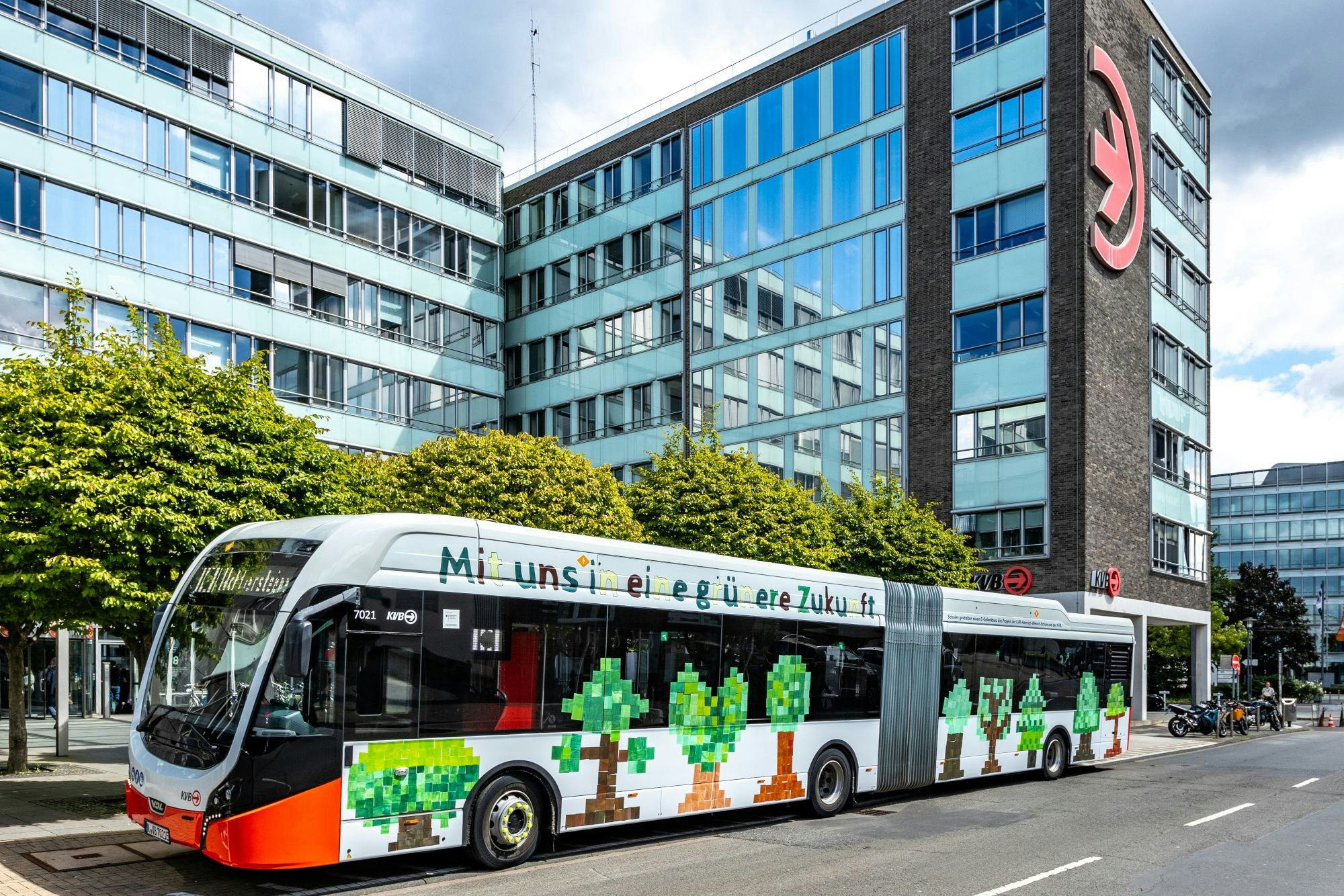 Nach den Ideen der Schülerinnen und Schüler der LVR-Heinrich-Welsch-Schule wurde ein E-Gelenkbus zum Thema „Mit uns in eine grüne Zukunft“ gestaltet.