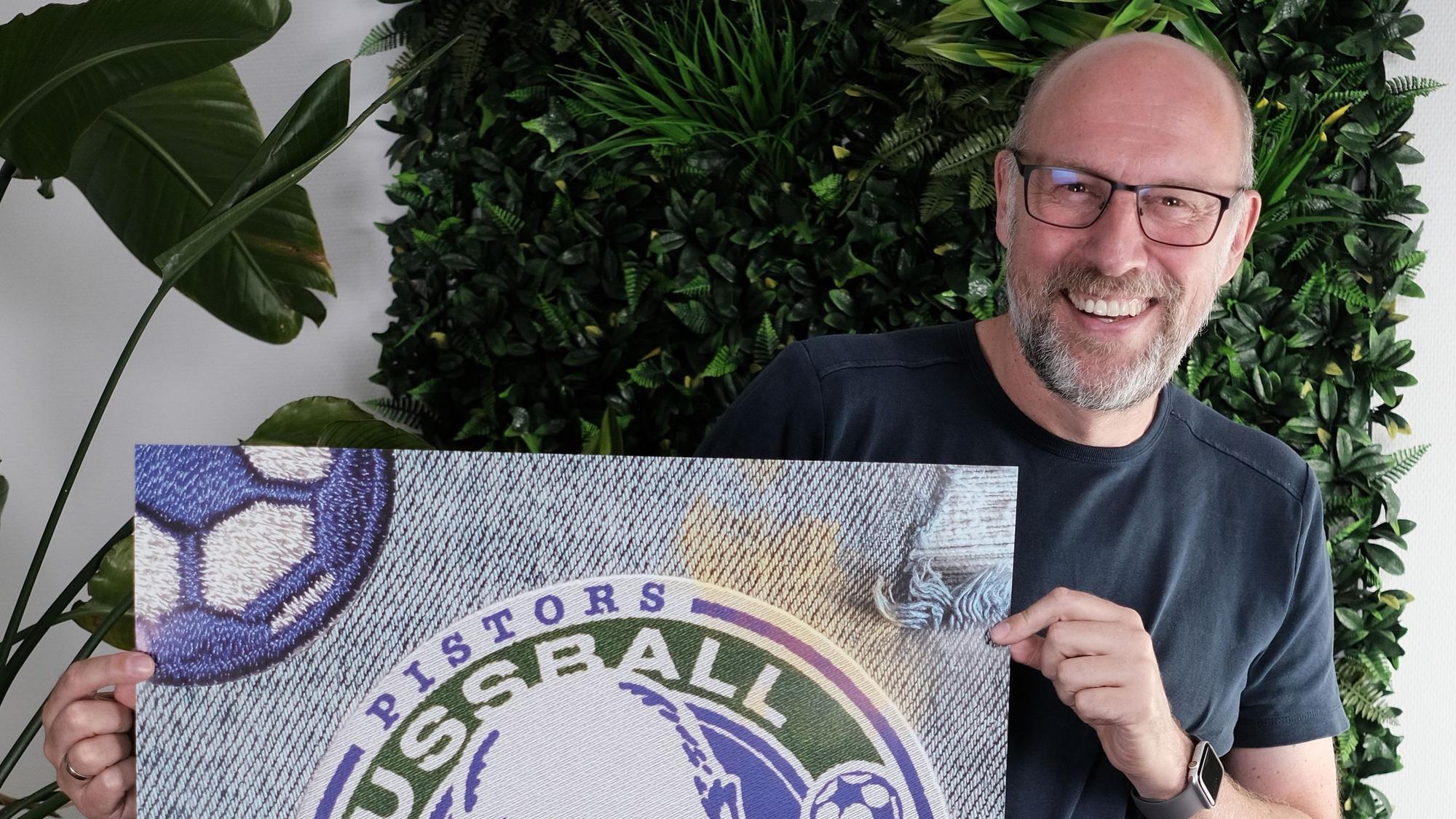 Sven Pistor hält ein Plakat hoch.