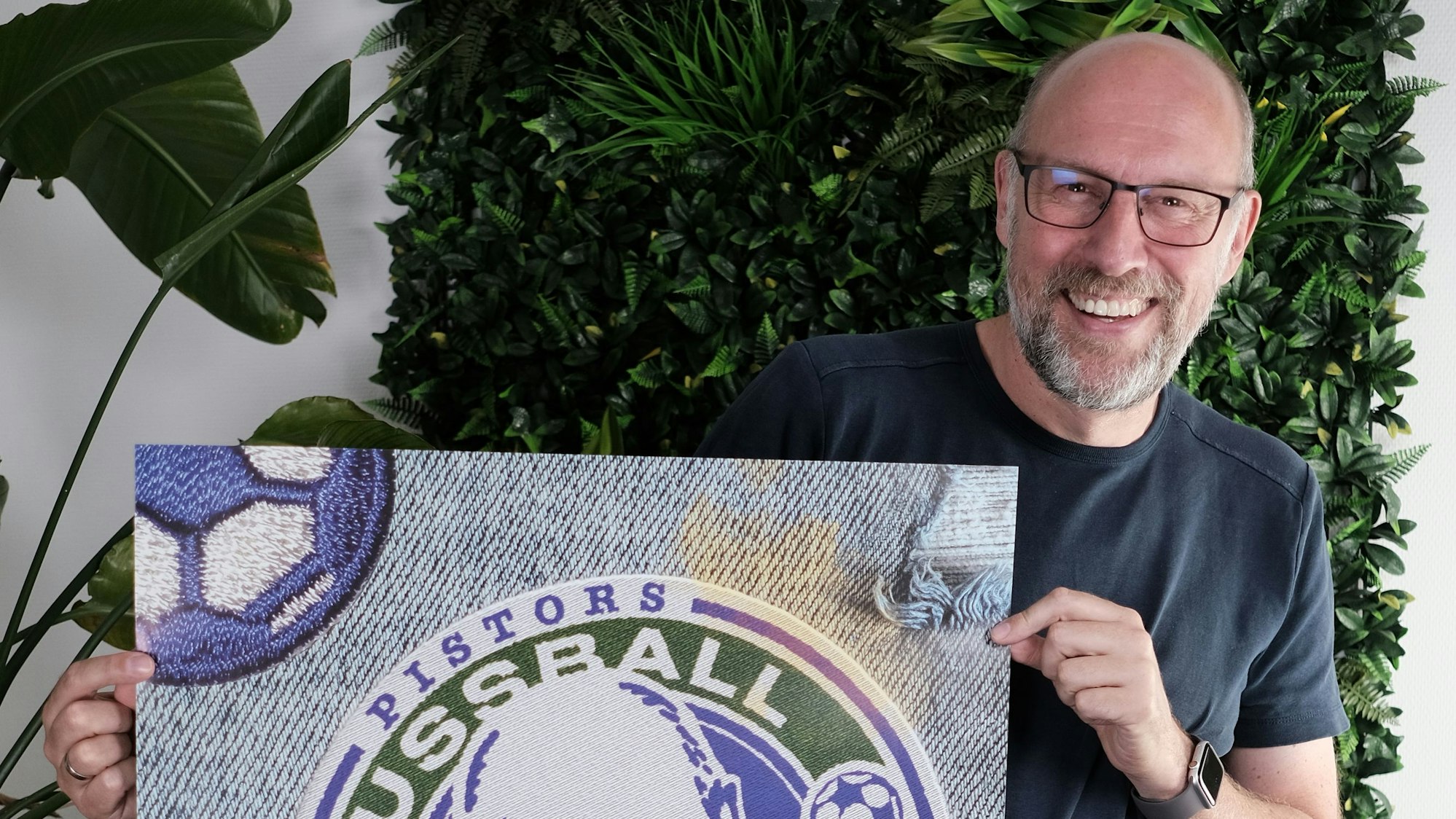 Sven Pistor hält ein Plakat hoch.