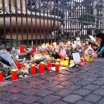 Dutzende Kerzen und Beileidsbekundungen stehen am Mannheimer Marktplatz. Ein Mann hatte dort mit einem Messer mehrere Menschen niedergestochen und einen Polizisten getötet.