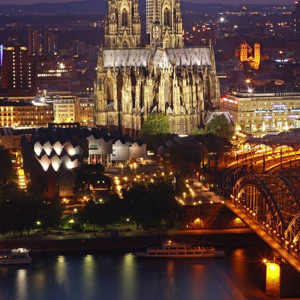 Zu sehen ist der beleuchtete Kölner Dom.