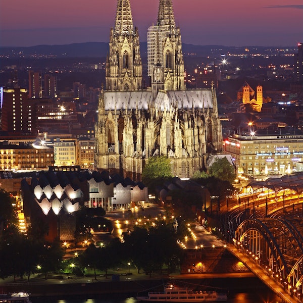 Zu sehen ist der beleuchtete Kölner Dom.