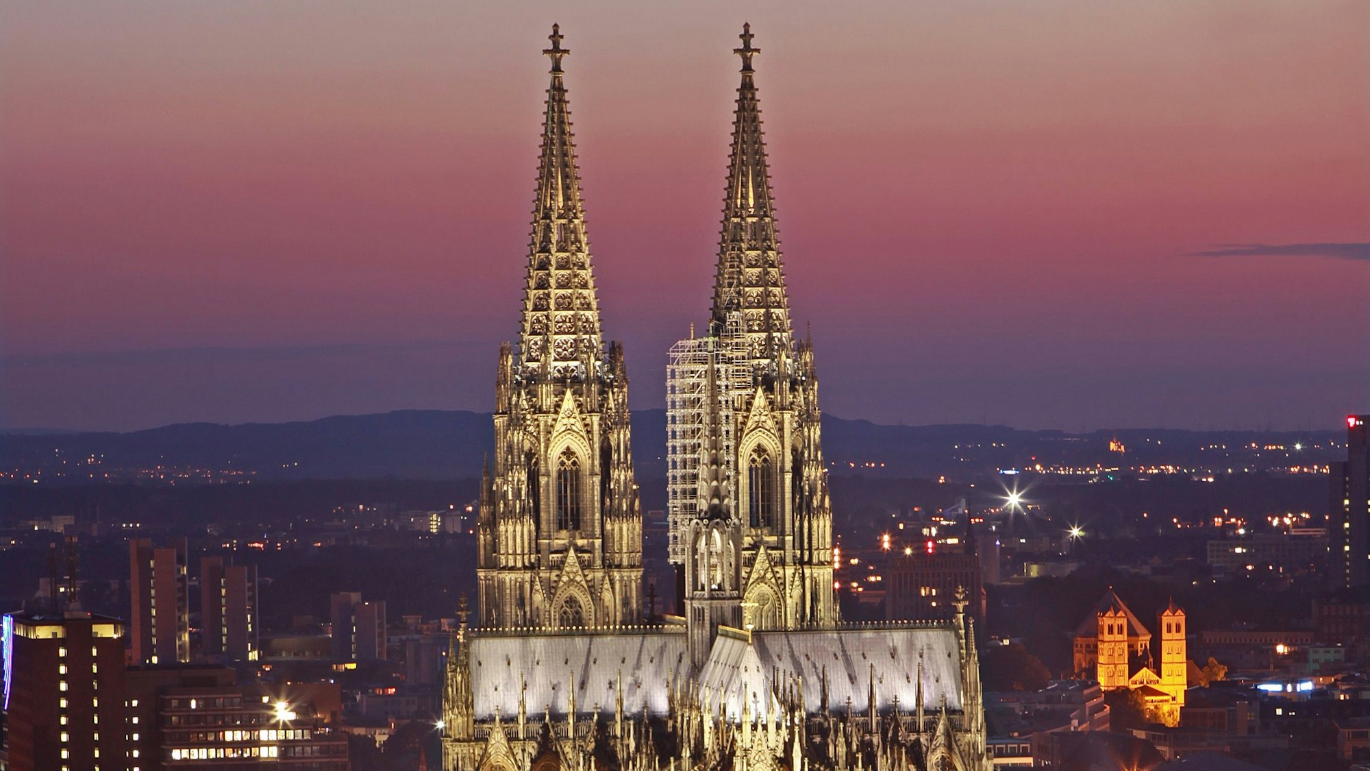 Zu sehen ist der beleuchtete Kölner Dom.