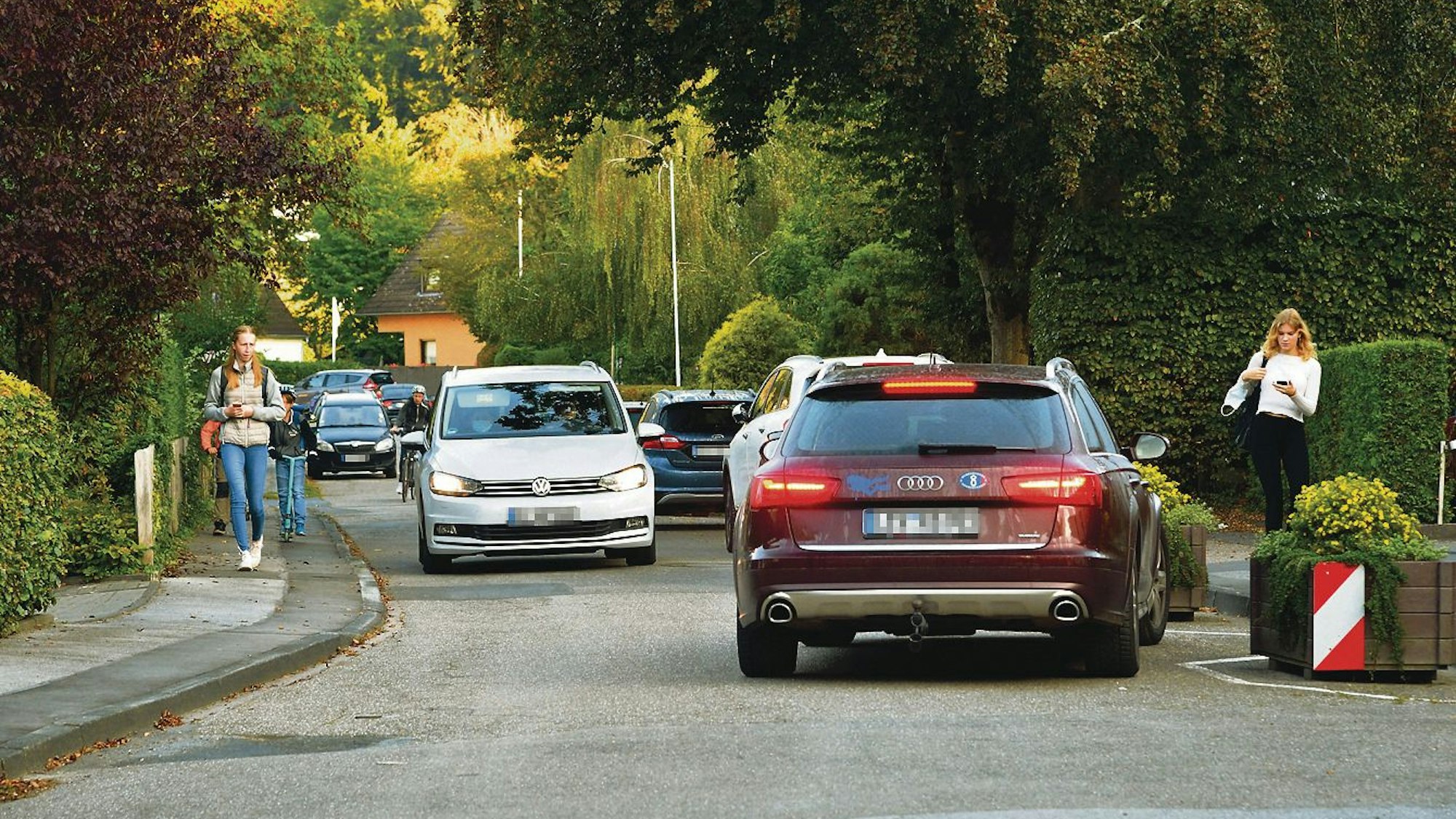 Viele Autos drängen sich vor Unterrichtsbeginn in der engen Straße "An der Buchmühle" in Odenthal.