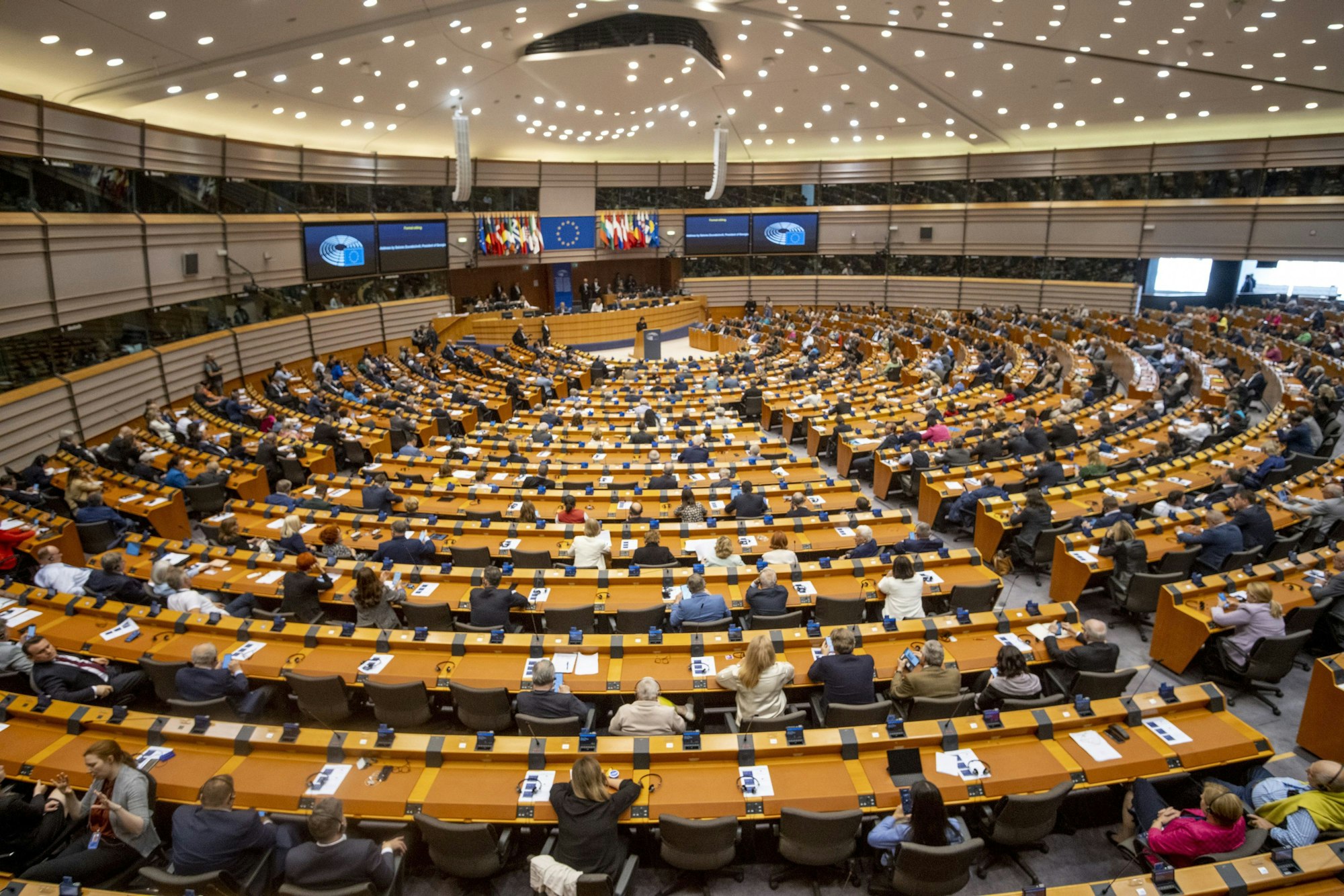 Der Plenarsaal des Europa-Parlaments ist zu sehen. Zahlreiche Abgeordnete sitzen auf ihren Plätzen, der Blick geht auf die Rednerebene.