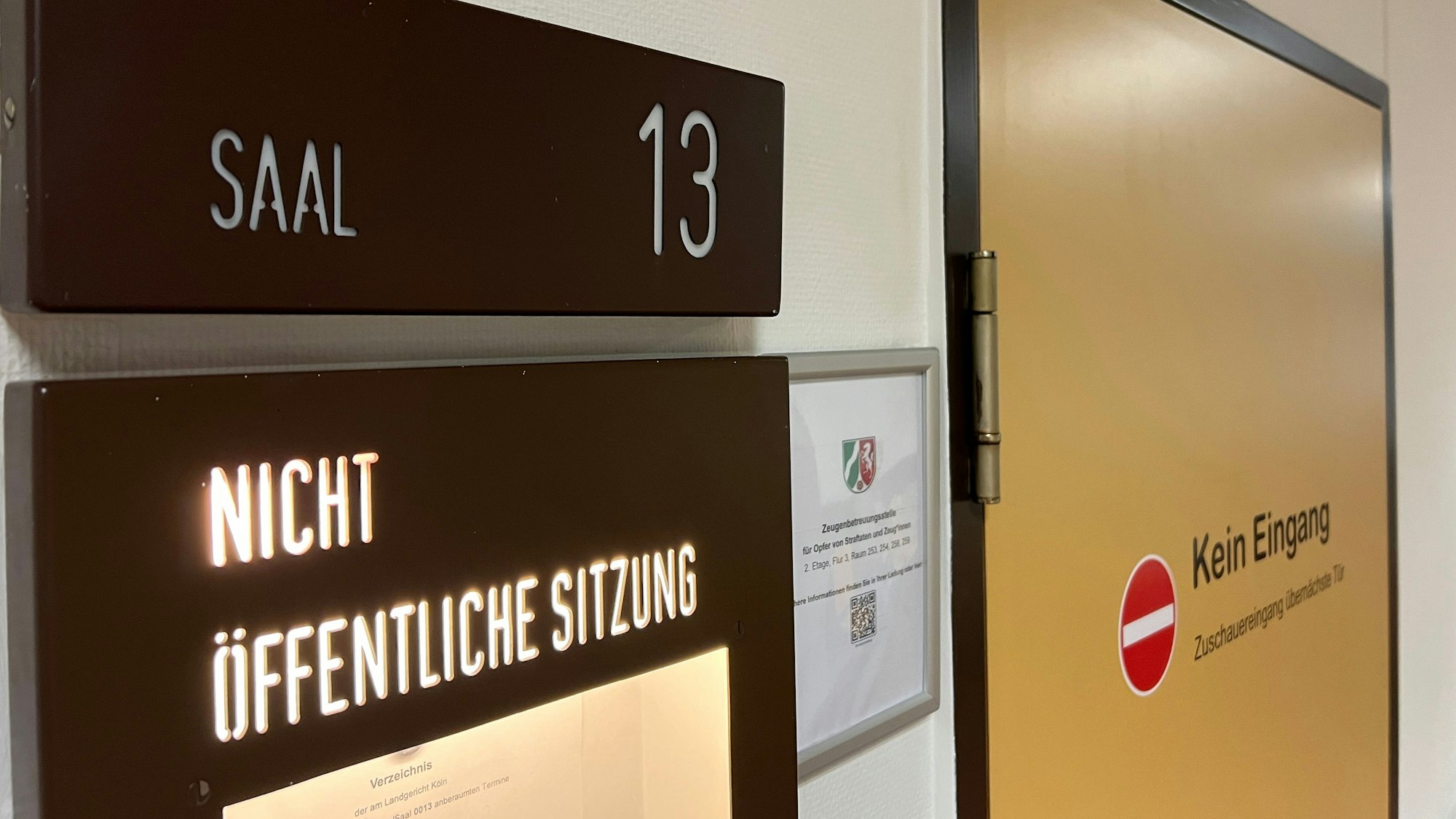 Die Verhandlung lief zeitweise nicht-öffentlich, beim Urteil waren aber Prozessbeobachter zugelassen.