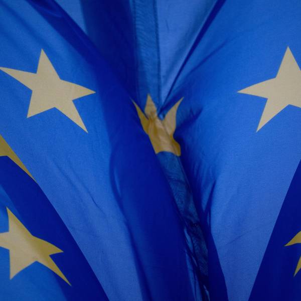 Eine Fahne der EU weht im Wind. Die Wahl zum Europäischen Parlament findet vom 6. bis 9. Juni 2024 in den EU-Mitgliedstaaten statt. In Deutschland ist der 9. Juni der Wahltag.