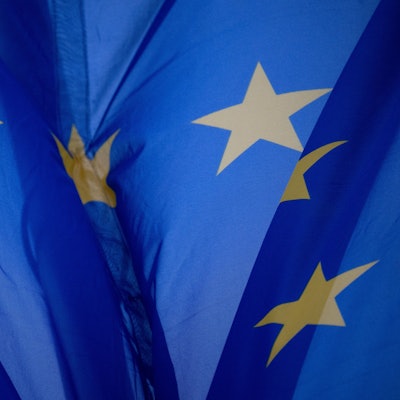 Eine Fahne der EU weht im Wind. Die Wahl zum Europäischen Parlament findet vom 6. bis 9. Juni 2024 in den EU-Mitgliedstaaten statt. In Deutschland ist der 9. Juni der Wahltag.